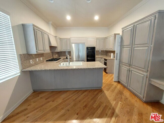 Foto del edificio - 1808 Franklin Canyon Dr