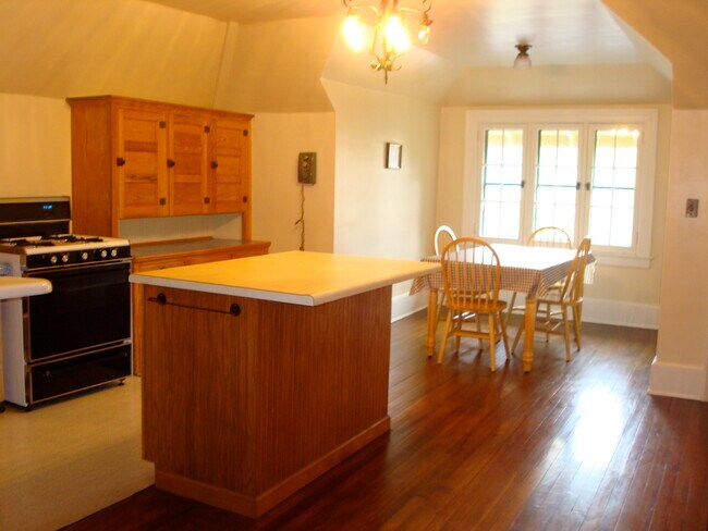 cocina con zona de comedor - 207 N 3rd St