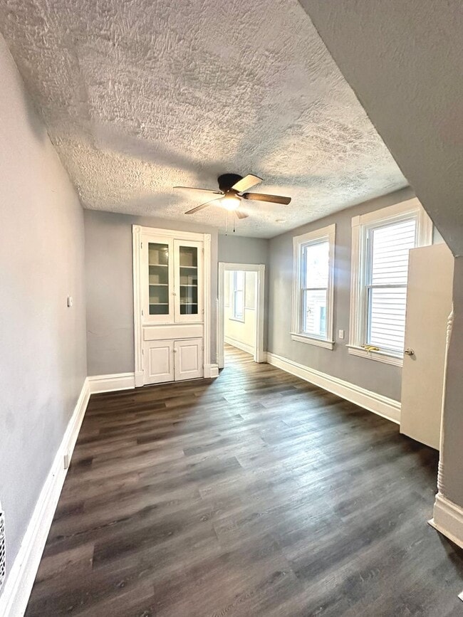 Building Photo - Completely Updated 3 Bed, 1 Bath Unit in Pitcairn - Available Immediately!