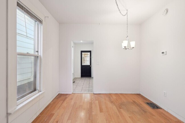 Building Photo - 340 16th Avenue Northeast, Unit 1 (Lower L...