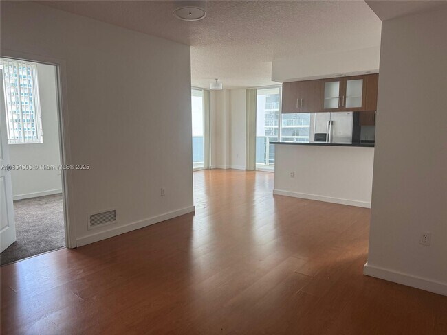 Foto del edificio - 601 NE 23rd St
