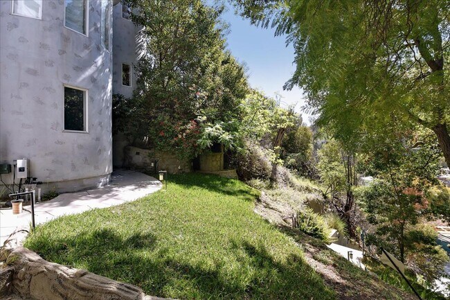 Foto del edificio - 8527 Wonderland Ave