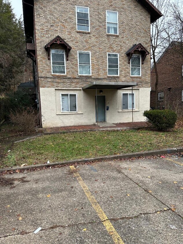 1012 Mathews Ave Unit B, Charleston, WV 25302 Room for Rent in