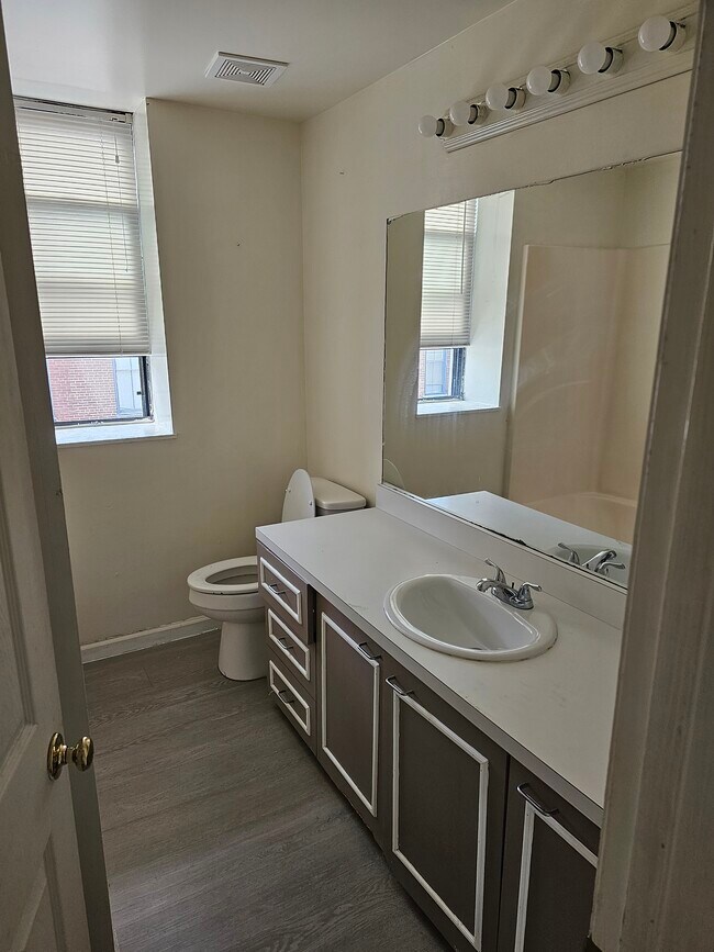 Baño espacioso - 2023 S Compton Ave