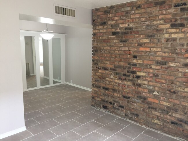 Building Photo - 2101 Fountain View Dr