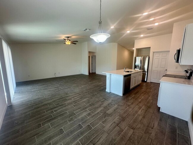 Building Photo - 4 Bedroom -2 Bathrooms NE Cape Coral- City Water (Del Prado & Pine Island)