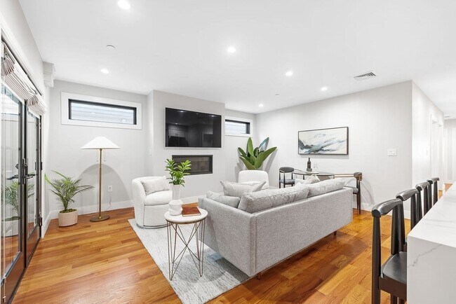 Building Photo - 113-115 Falcon St