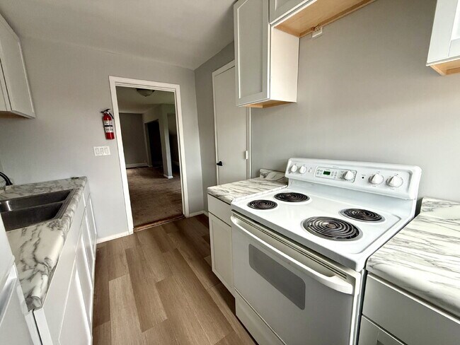 Building Photo - Spacious Upper, 1 bedroom, 1 bath, with bonus room
