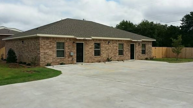 Primary Photo - 2306 Breezy Dr