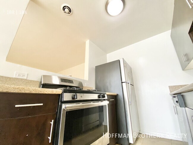 Building Photo - 1326 Flores St