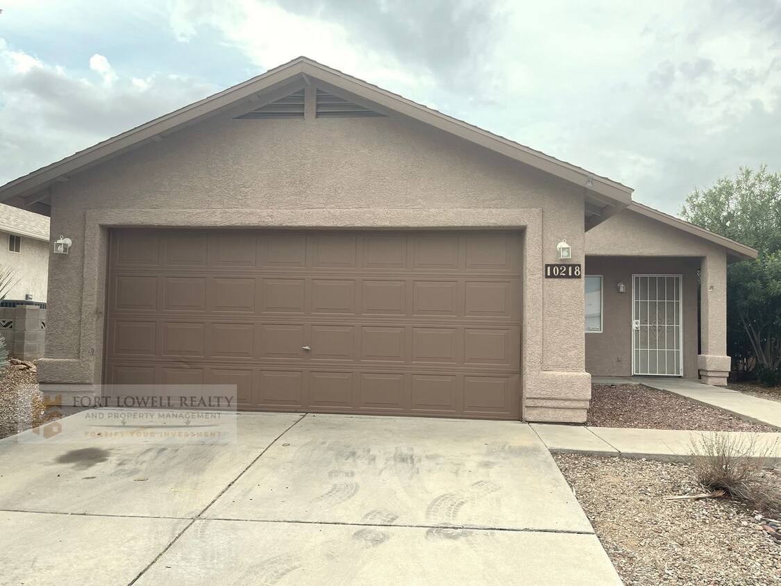 Foto principal - 3 bed 2 bath, garage, fenced yard, washer/...