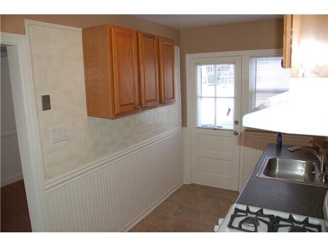 Building Photo - 609 Greenhill Ave