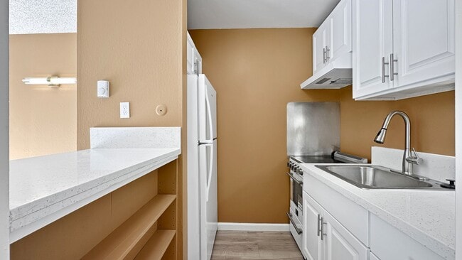 Foto del edificio - Brand New Studio with your Own Patio and Morning Sunlight!