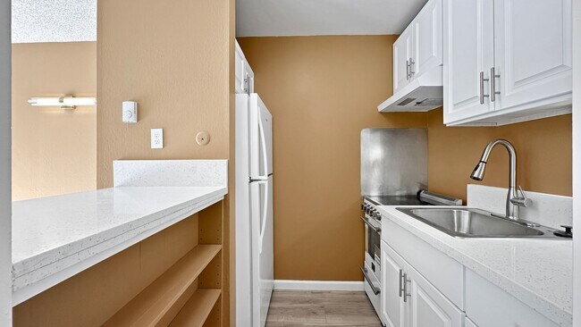 Foto del edificio - Brand New Studio with your Own Patio and Morning Sunlight!