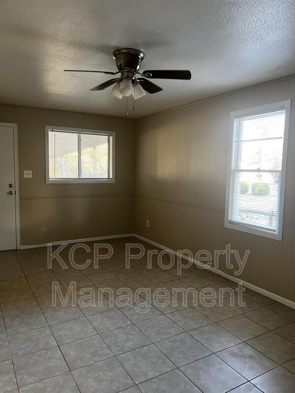 Building Photo - 906 Cavanaugh Rd