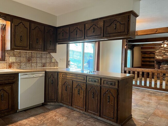 Foto del edificio - Well Located & Spacious 4 Bedroom!!