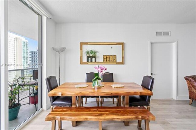 Foto del edificio - 600 NE 27th St