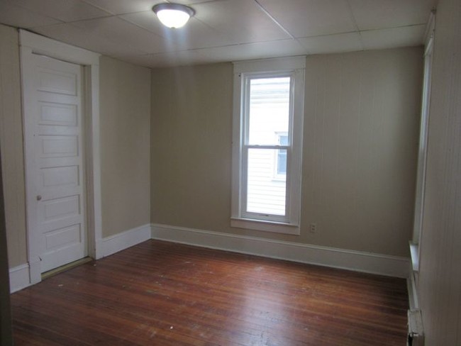 Building Photo - 2 bedroom apartment - Utilities Included