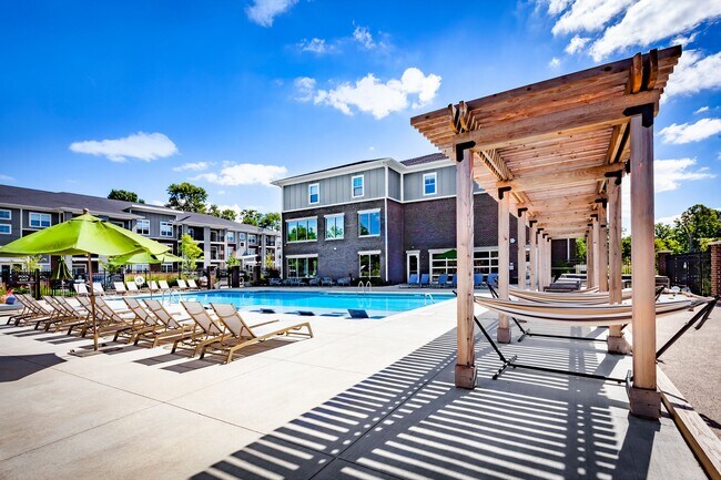 Piscina, tumbonas y hamacas - Hayden Flats