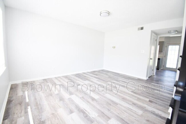 Foto del edificio - 2113 Grand Prix Dr