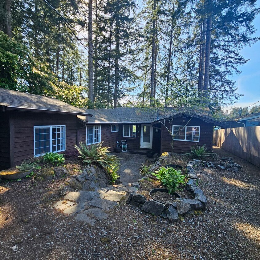 Primary Photo - Beautiful lake front 3 bedroom home