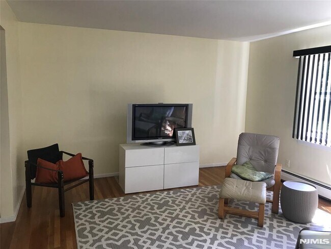 Building Photo - 4 Rolling Ridge Rd