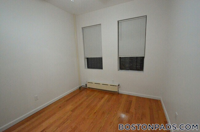 Foto del edificio - 58 Westland Ave