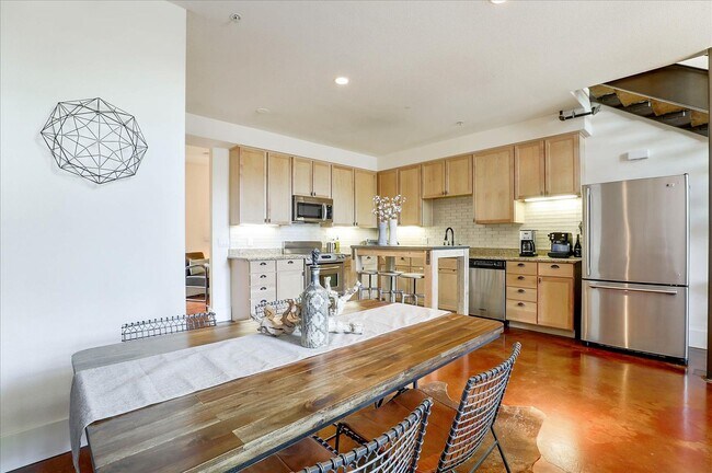 Building Photo - Modern Condo at The Lofts on The Alameda