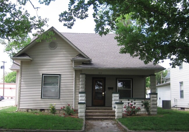 Building Photo - Charming 2br with original wood work & 6 ft wood privacy fence in back yard