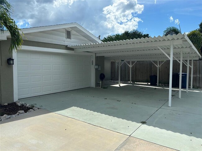 Building Photo - 1008 Estremadura Dr
