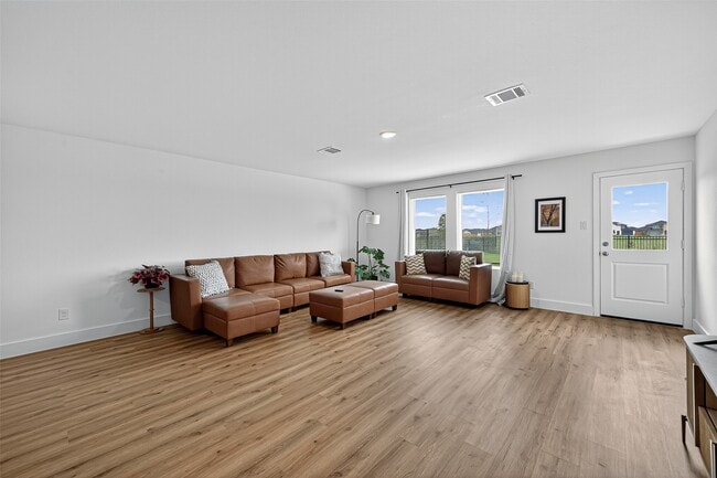 Building Photo - 27615 Village Cir Dr