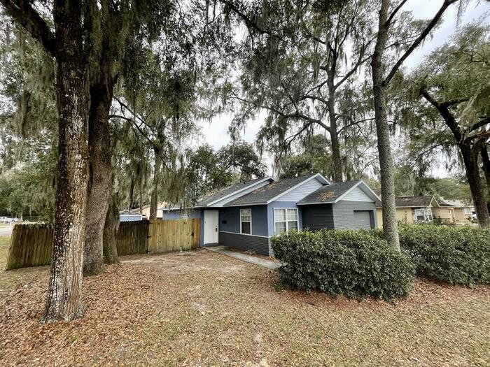 Foto principal - 720 NE 27th St