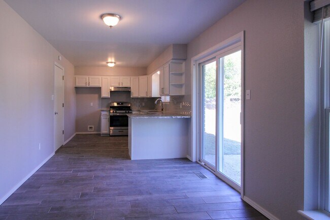 Foto del edificio - Freshly Remodeled & Ready For You To Call Home!