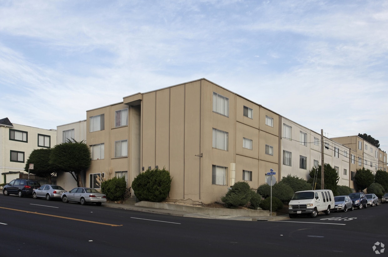 Primary Photo - 245 E Market St