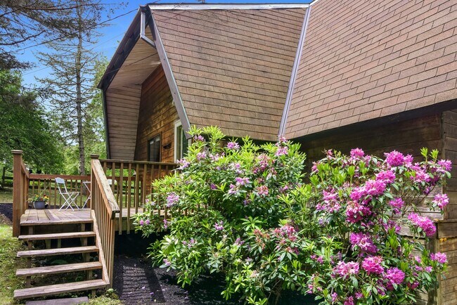Building Photo - Bainbridge Island Retreat with Modern Comf...