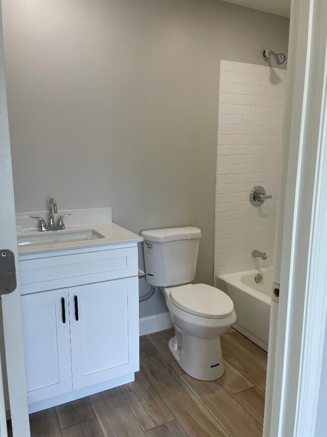 Baño principal Genesee St. - Grandview Townhomes