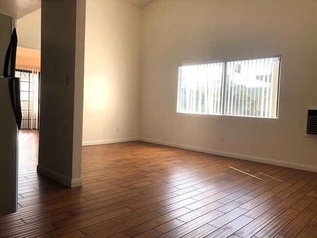 Living Room 1A - 843 S Ardmore Ave