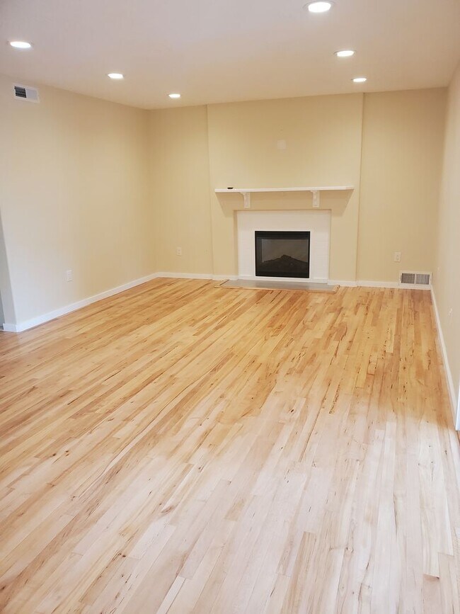 Building Photo - Five bedroom home close to Aspen School