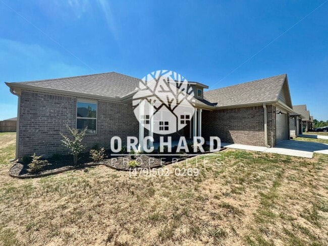 Building Photo - Single Family Home - Open-Concept Cedarwoo...