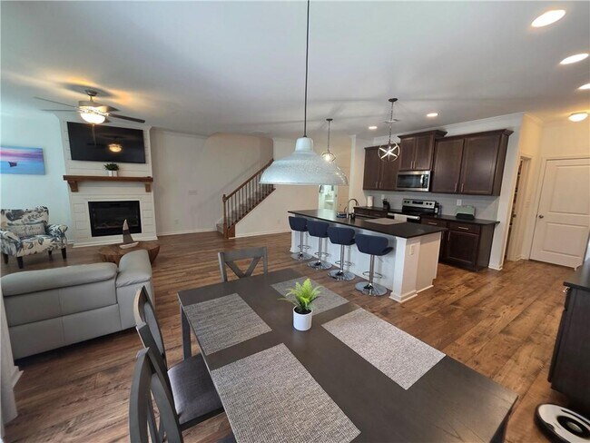 Building Photo - 5531 Garens Way