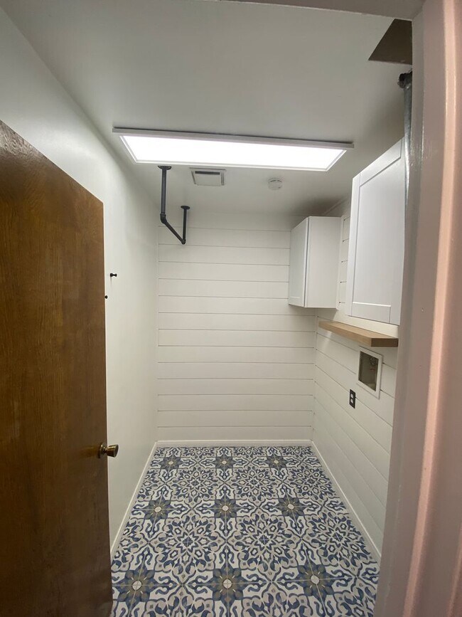 Foto del edificio - Charming 2-Bedroom, 2-Bathroom Townhome with Loft With Solar!