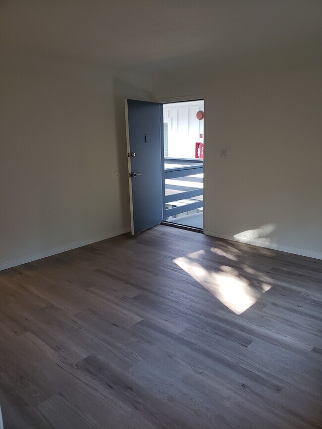 Photo du bâtiment - 646 Admirals Rd