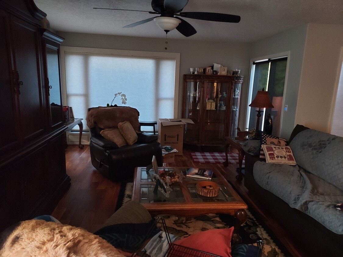 Large picture windows - 1357 Cathlamet Ct NW