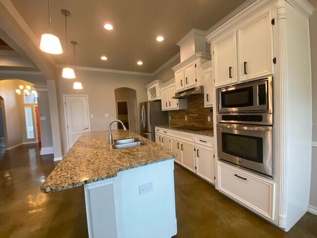 Foto del edificio - GORGEOUS 4BDRM WITH 3 CAR GARAGE