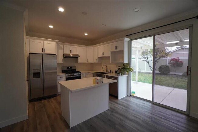 Building Photo - Fully Remodeled 3 Bedroom + Den and 3 Bath...