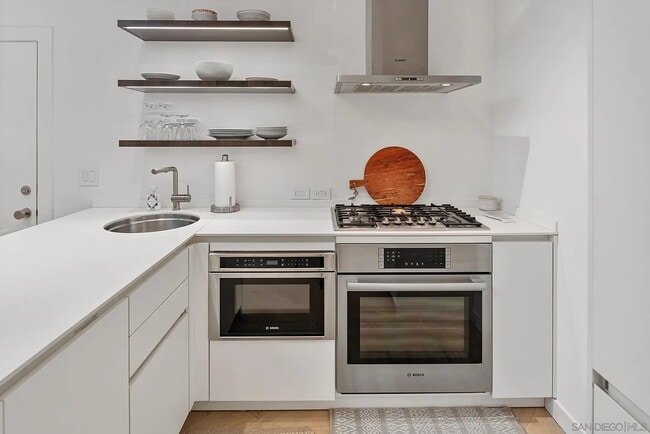 Building Photo - "Chic Coastal Living: Elegant 1-Bedroom Retreat with Luxe Finishes in La Jolla"