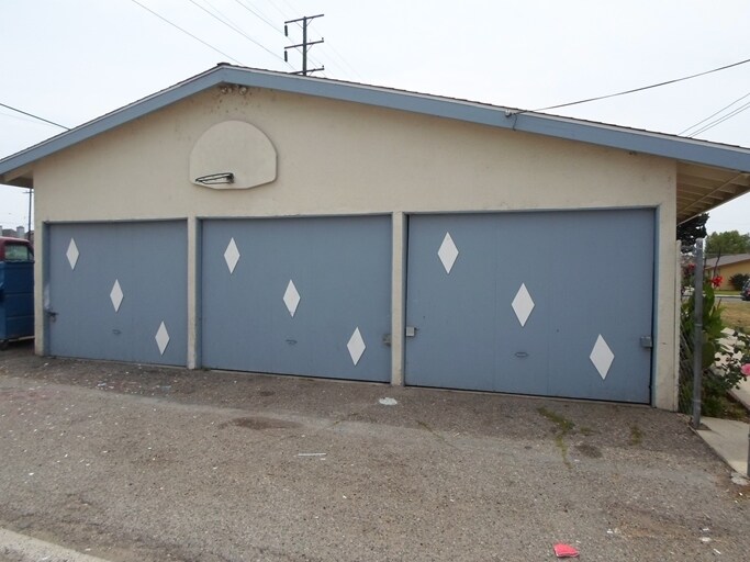 Building Photo - 231 Turf Dr