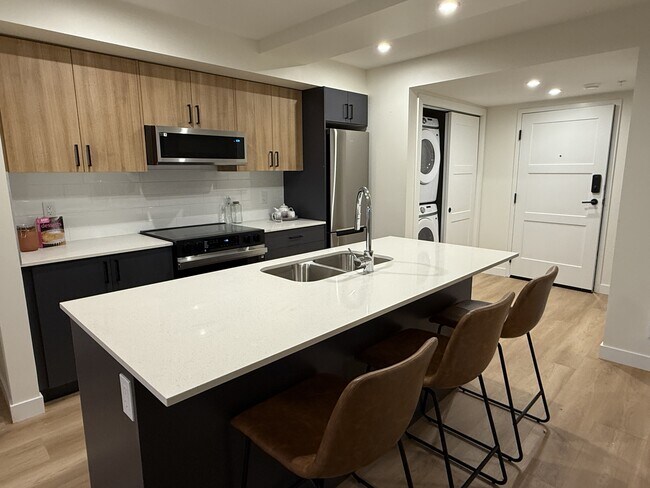 Building Photo - 8615-8108 108 St NW