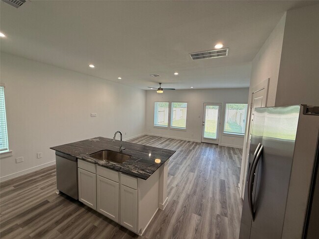 Foto del edificio - 10325 Sylvan Wds Trl