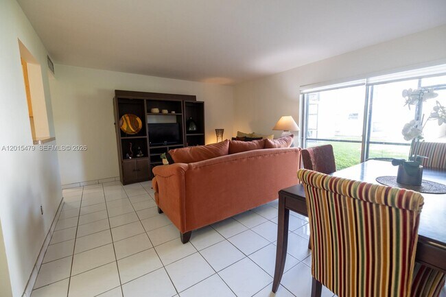 Building Photo - 10385 N Kendall Dr